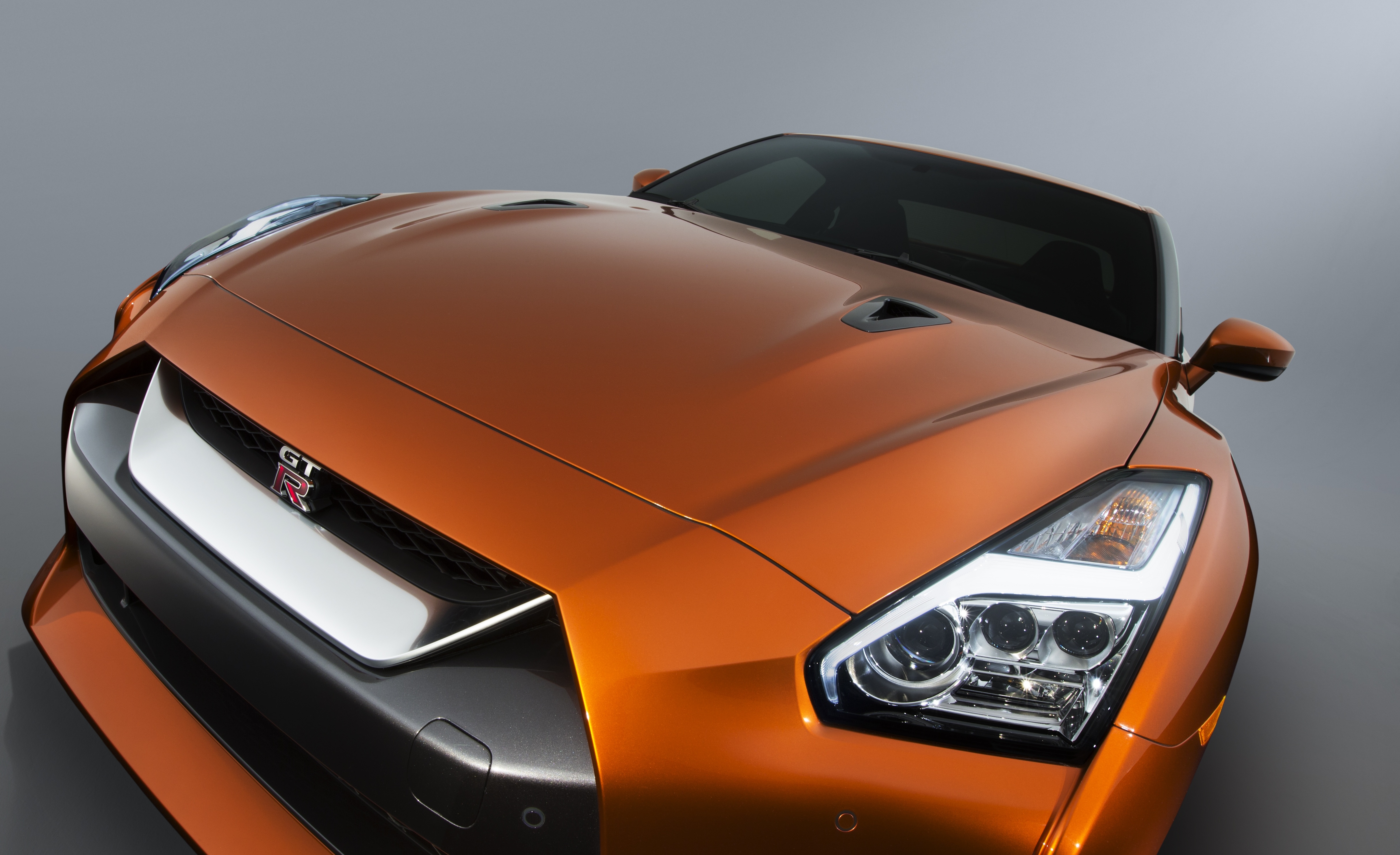 Acquire | Nissan's GT-R gets some new duds and more power for 2017