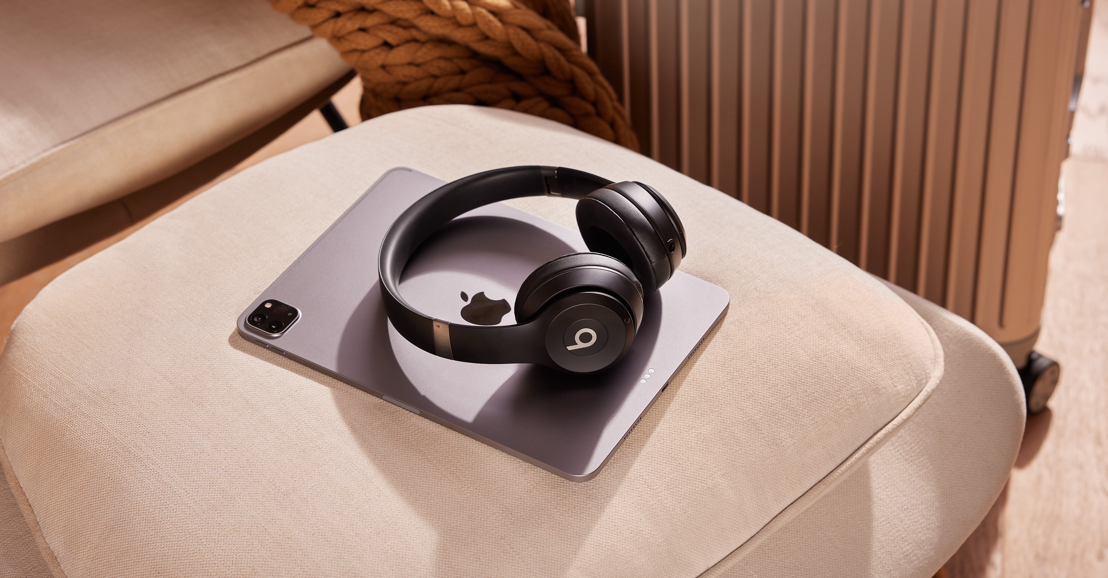 Beats × Alexander Wang ワイヤレスヘッドフォン Beats by Dr. Dre、Alexander Wangとのコラボモデル「Beats