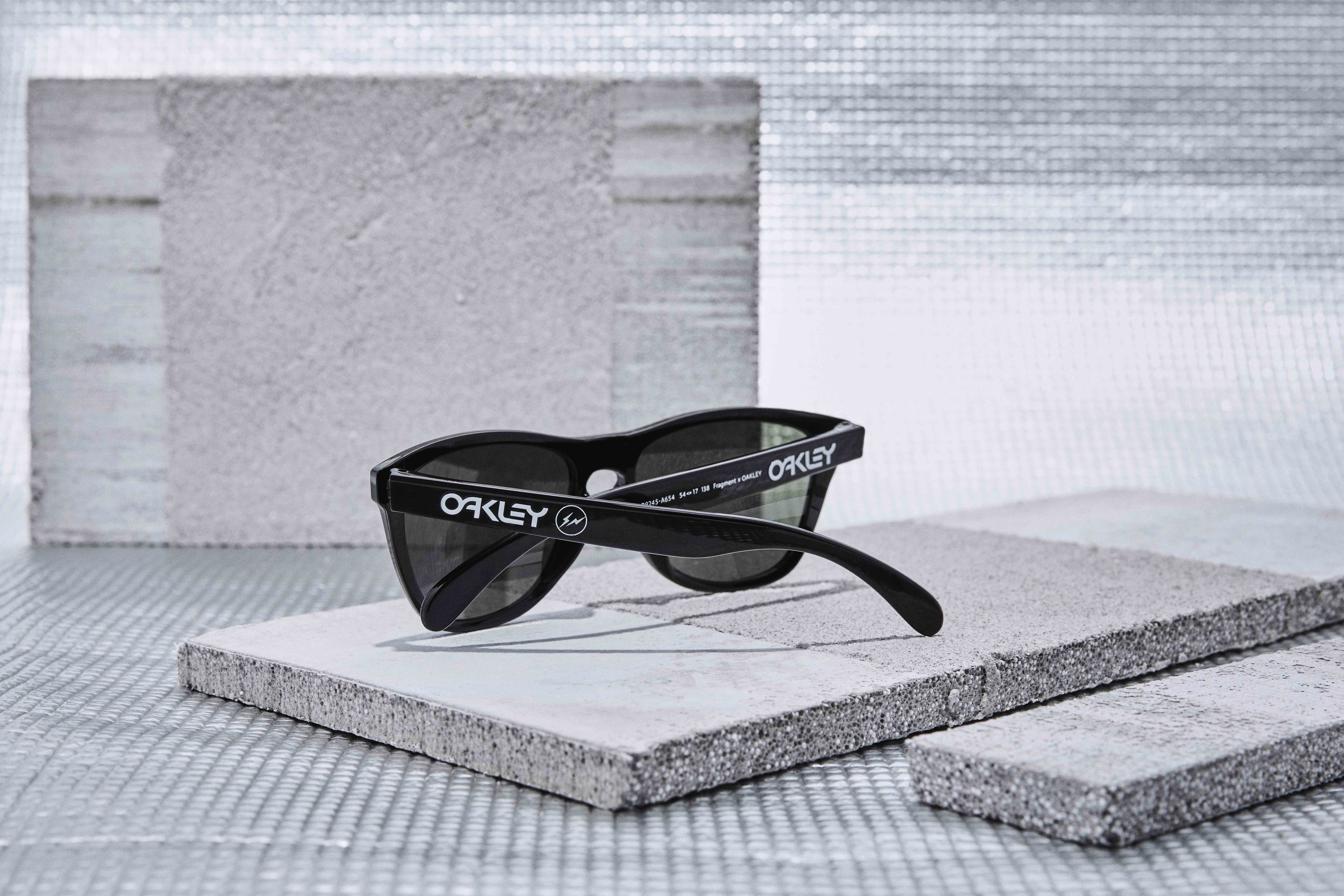 Oakley FRGMT ブラック サングラスFrogskinsフラッグメント Oakley X FRAGMENT - Frogskins™ (Low Bridge Fit) Prizm Grey Lenses
